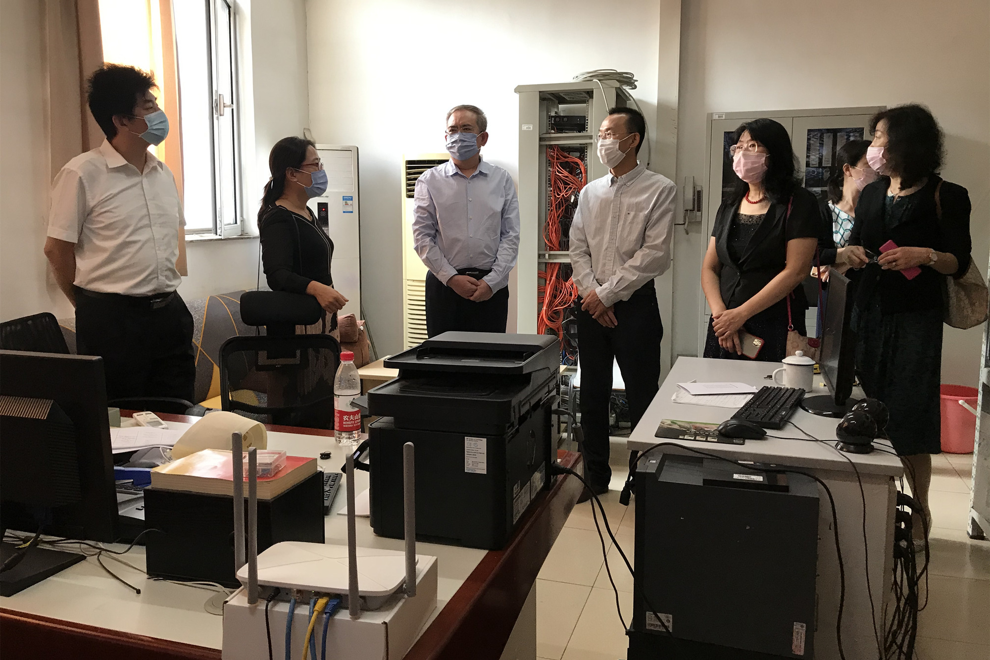 傅德印校长一行视察开课首日教学情况