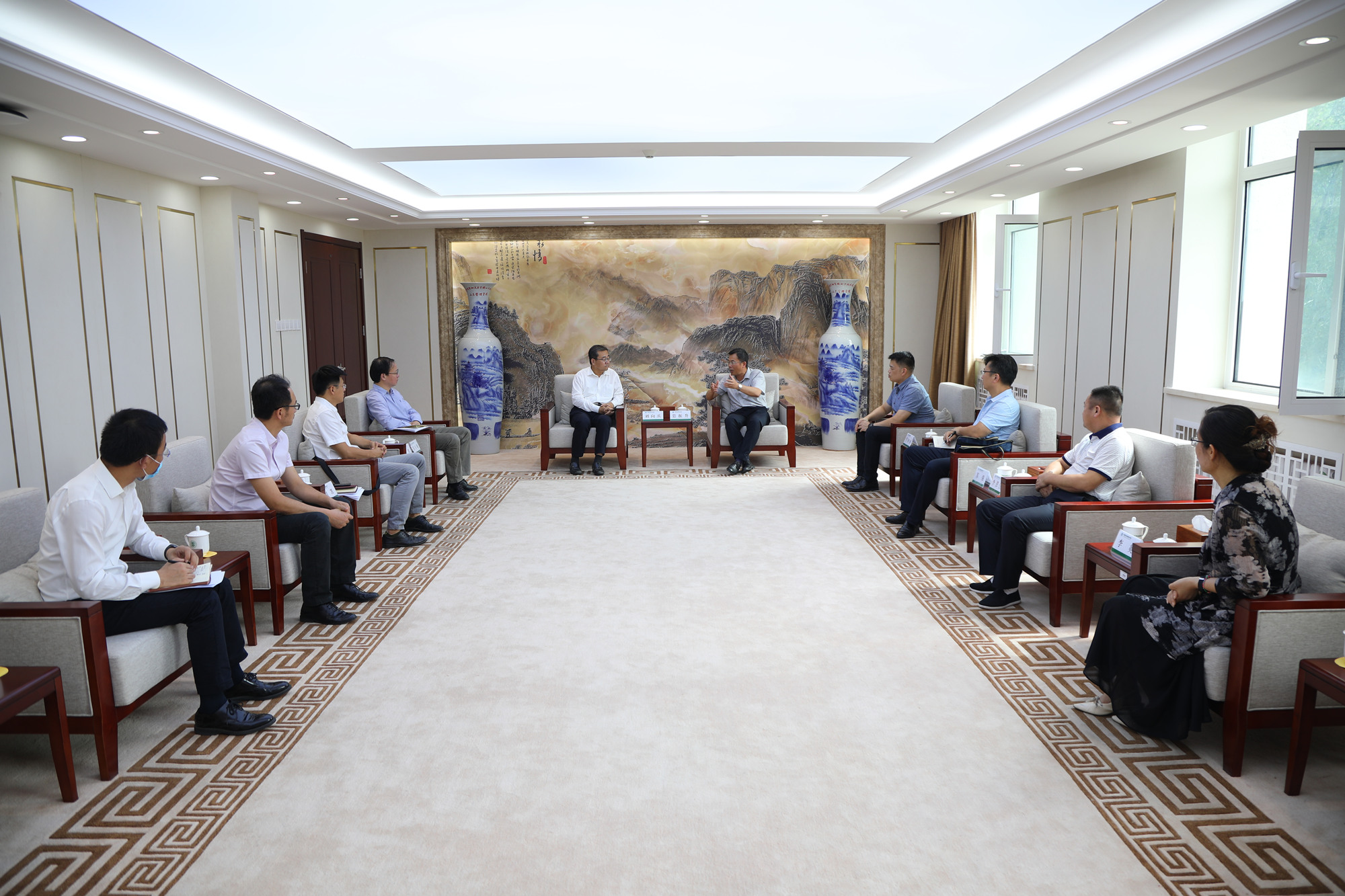 柳州市总工会党组书记、副主席慕振升一行来校访问交流