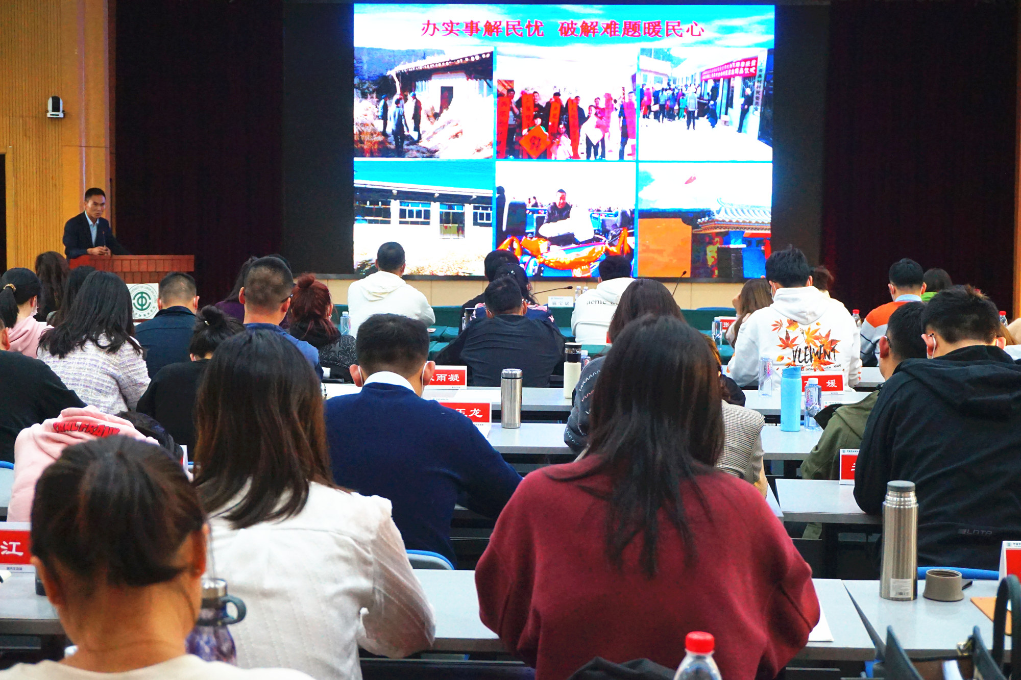 学校研究生“读我公管”系列讲座开讲