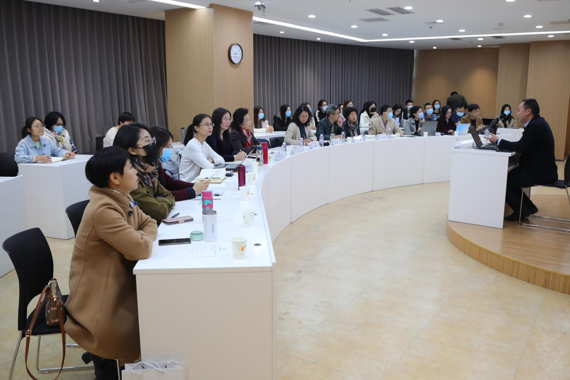 学校举办“不忘初心 矢志改革——从改革角度看‘十四五’规划”研讨会