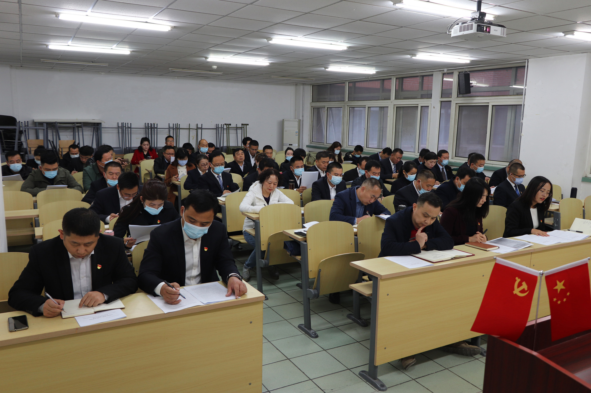 学校组织劳模学员深入学习党的十九届五中全会精神