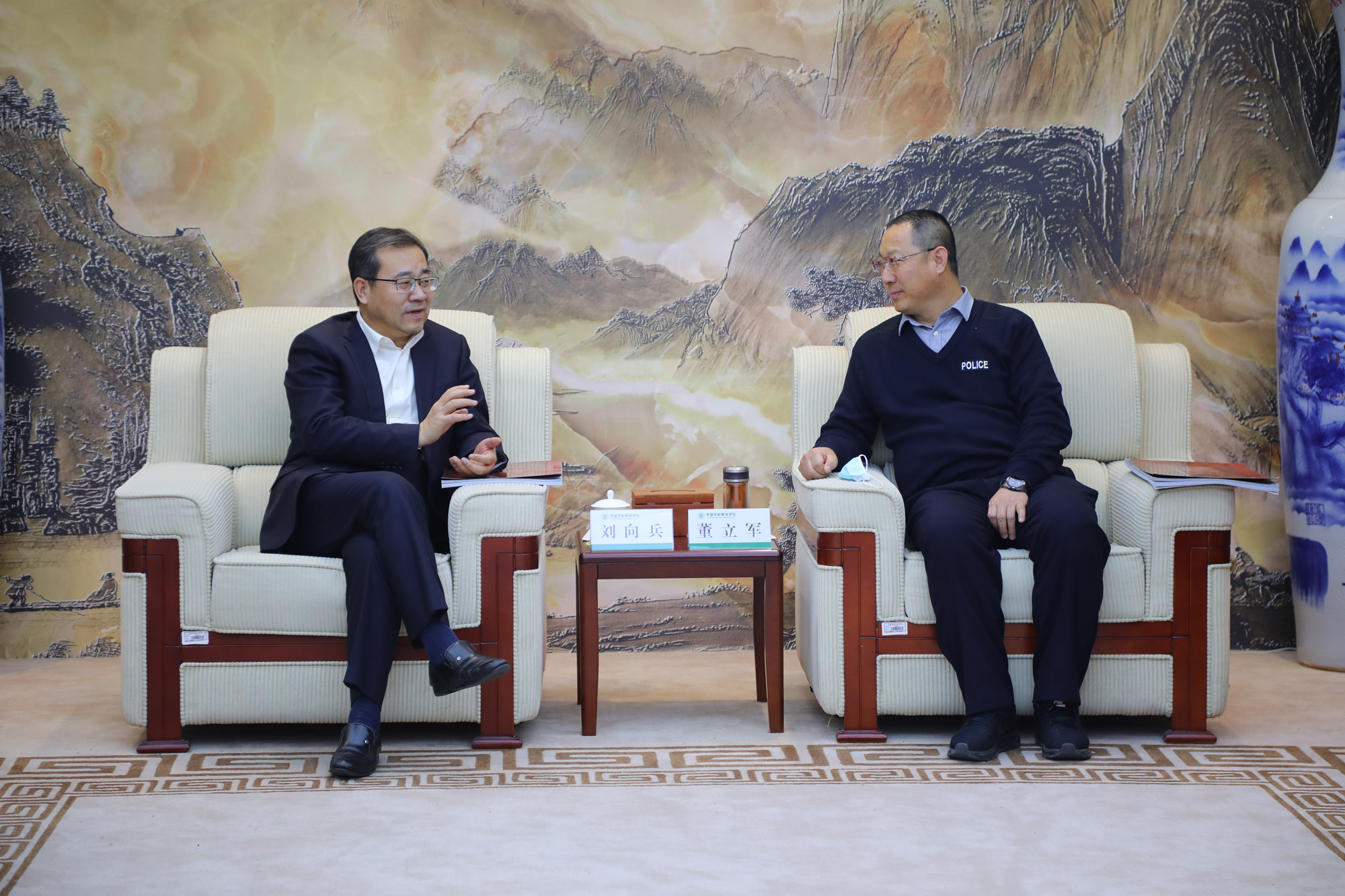 宁夏回族自治区中卫市副市长董立军一行来校商谈合作事宜