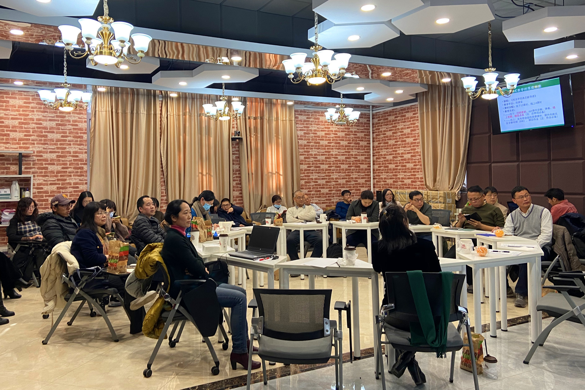 学校召开线上线下混合式教学研讨交流会暨2020—2021春季学期线上线下混合式教学课程评审会