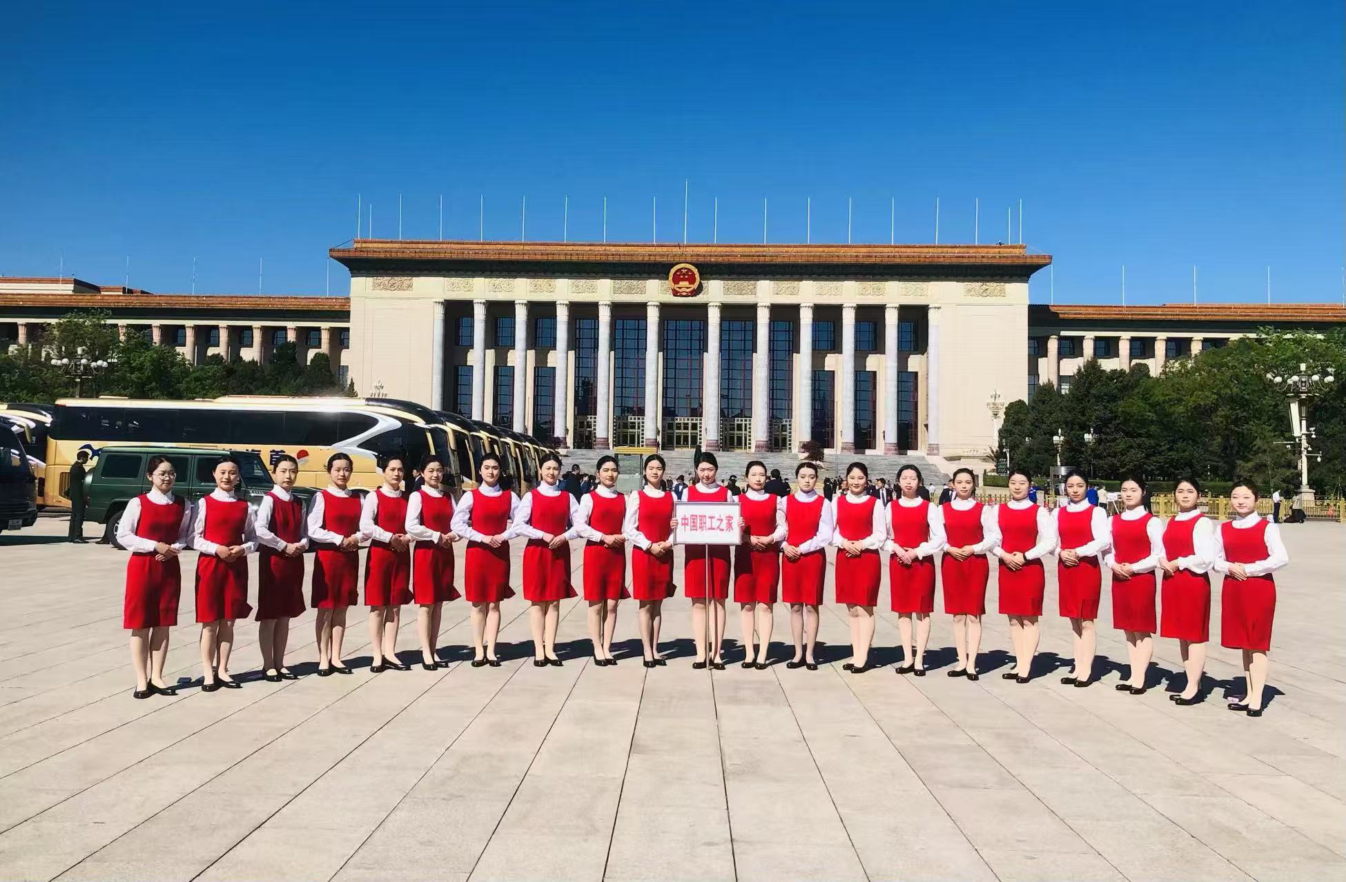 酒店管理学院 22 名学子圆满完成庆祝中华全国总工会成立100周年暨全国劳动模范和先进工作者表彰大会礼仪任务.jpg