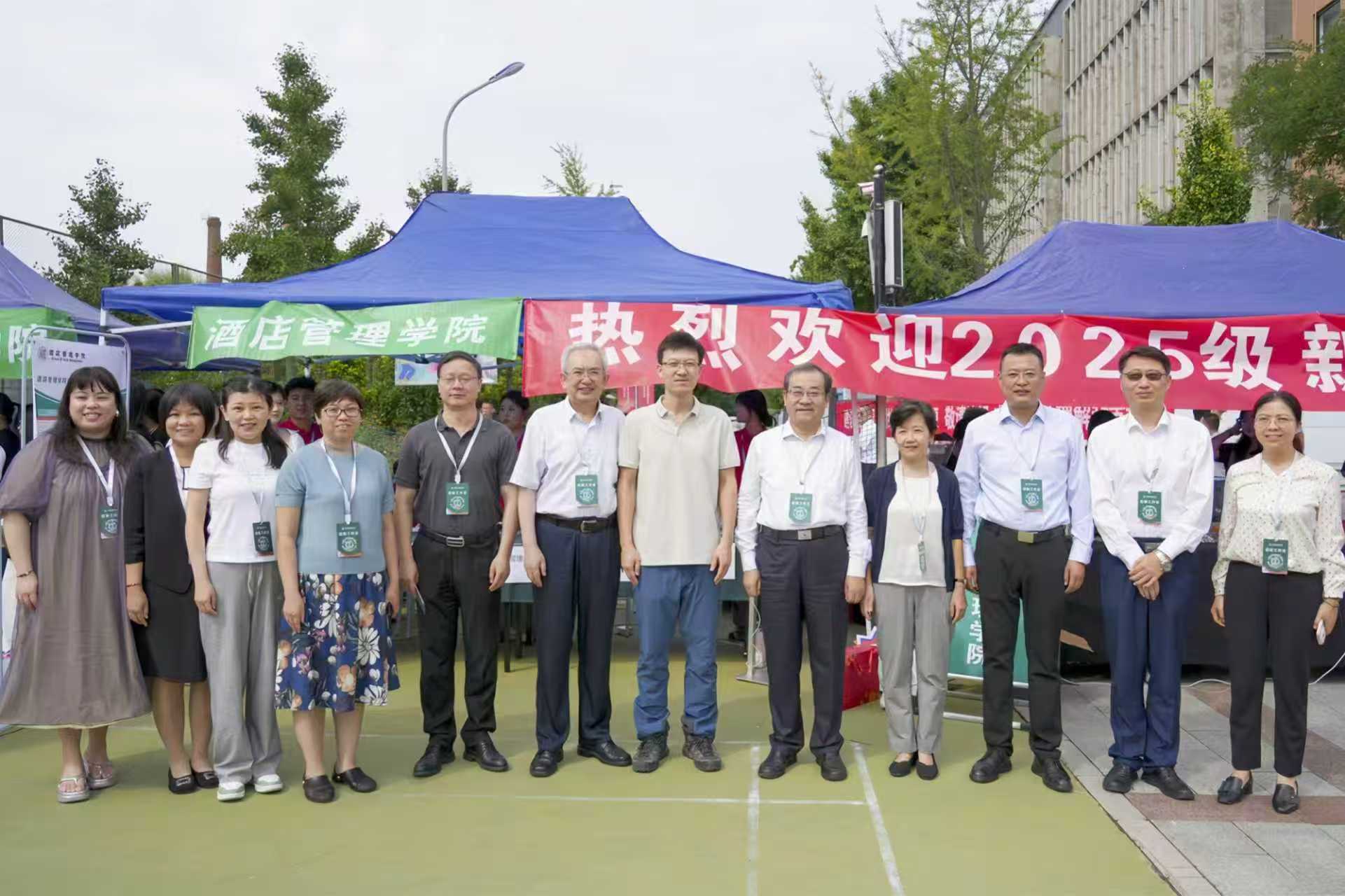 酒店管理学院热烈欢迎2025级新同学.jpg