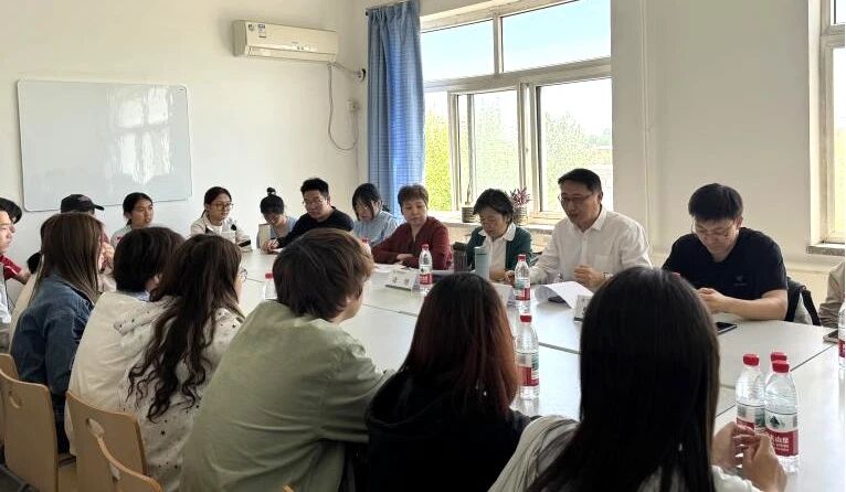 座谈会.jpg