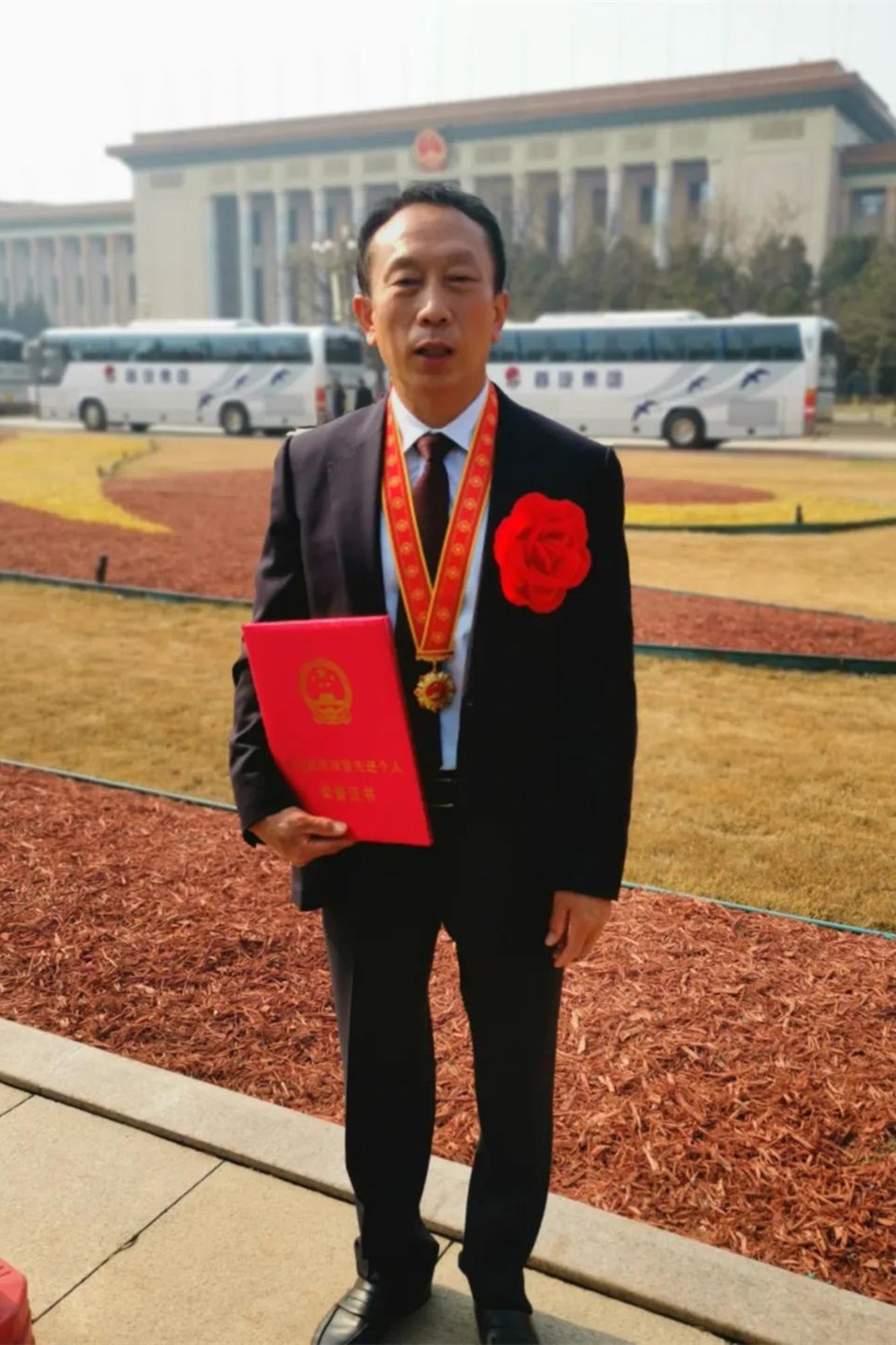 我校劳模学生安钟岩黄久生荣获全国脱贫攻坚先进个人